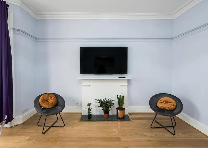 Gloucester Station Gem: 3 Bedroom Oasis