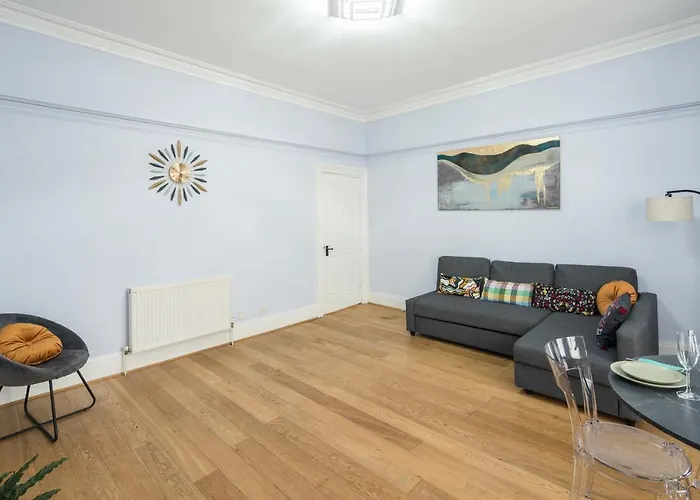 Gloucester Station Gem: 3 Bedroom Oasis